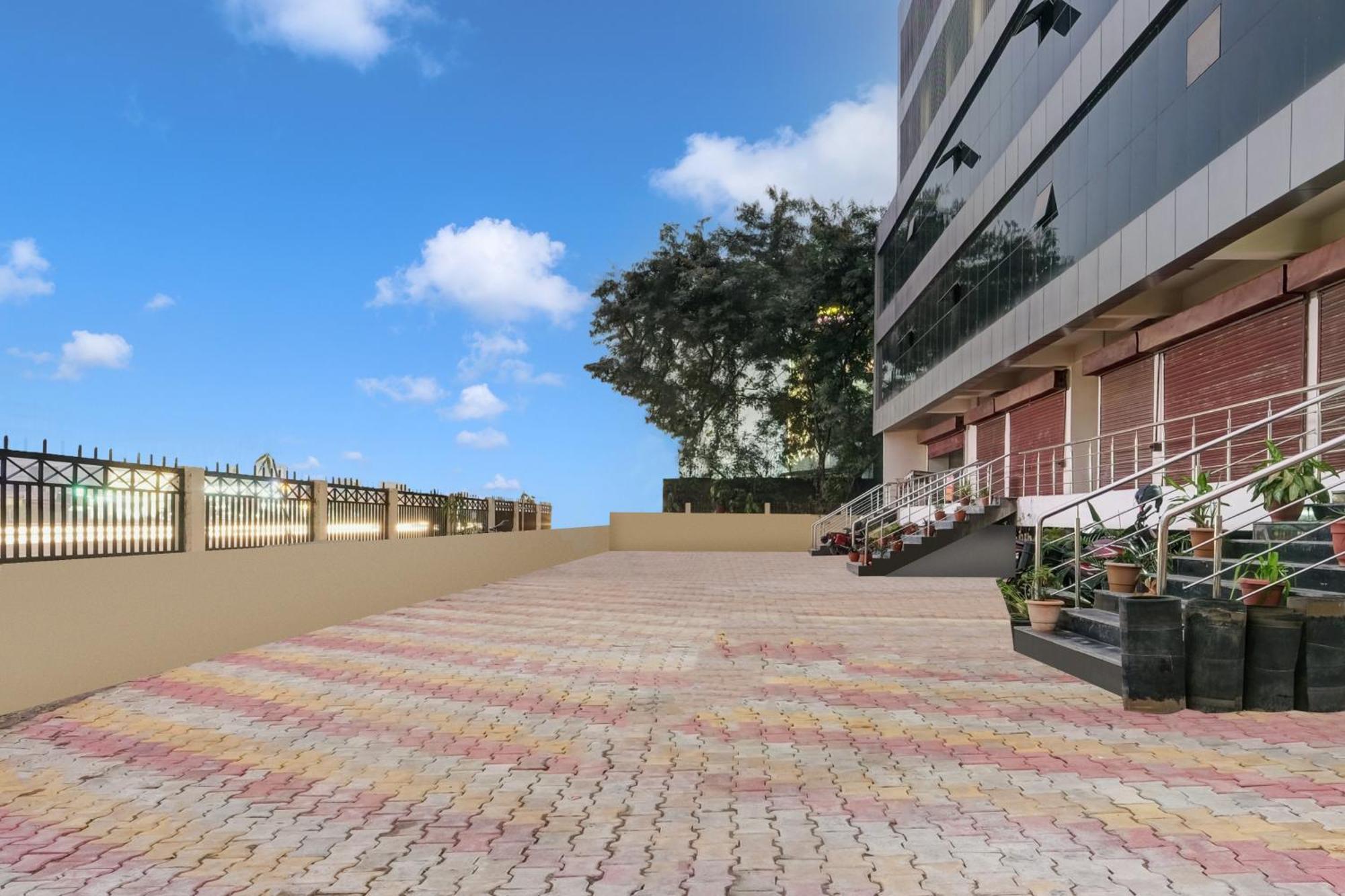 Townhouse Oak Sarusajai Stadium Dispur 外观 照片